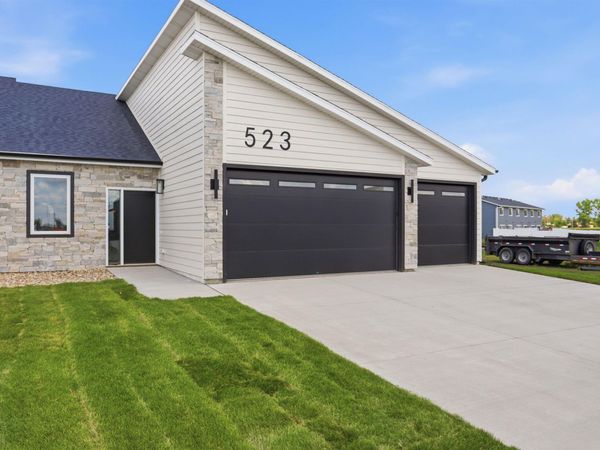 523 Bunyan Dr, Harrisburg, SD 57032