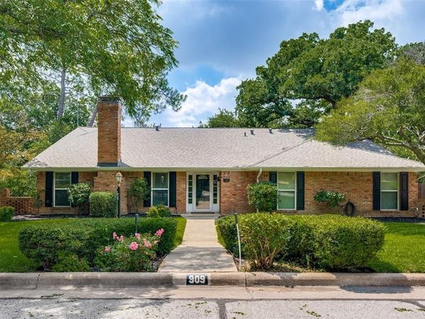 909 Edgecliff Drive, Bedford, TX 76022