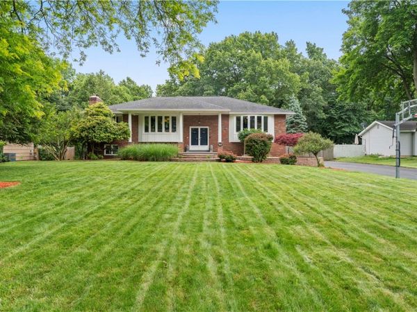 279 Parkview Dr, Rochester, NY 14625