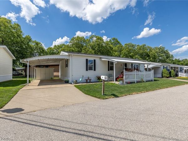 10 Cherry Lane , Olmsted Twp, OH 44138