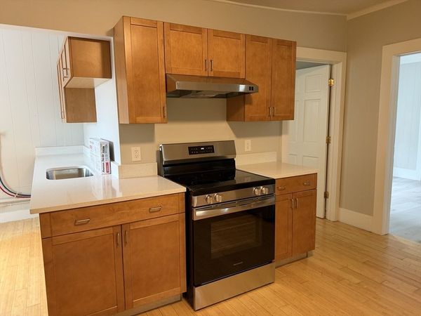 37 Oak Ave, Worcester, MA 01605