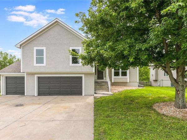 992 Sicklebar Drive, Peculiar, MO 64078