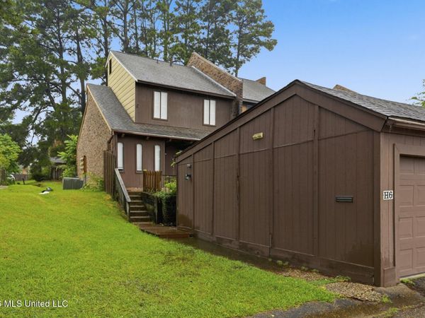 1255 E County Line Road, Jackson, MS 39211