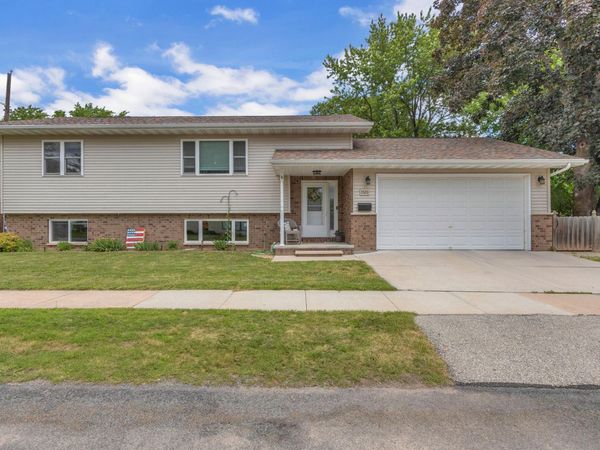 1520 Columbia Ave, Oshkosh, WI 54901