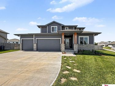 925 Elm Circle, Springfield, NE 68059