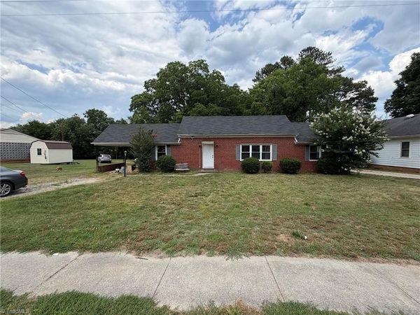 992 Main Street , Yanceyville, NC 27379
