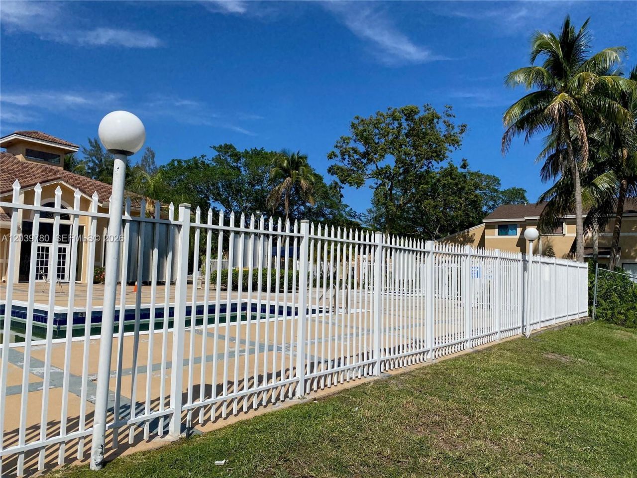 450 W Palm Cir W, Unit 301, Pembroke Pines, FL 33025 Photo