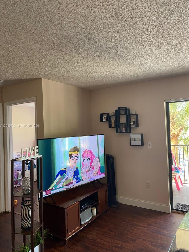 450 W Palm Cir W, Unit 301, Pembroke Pines, FL 33025 Photo