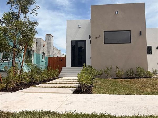 1860 NW 48th St , Miami, FL 33142
