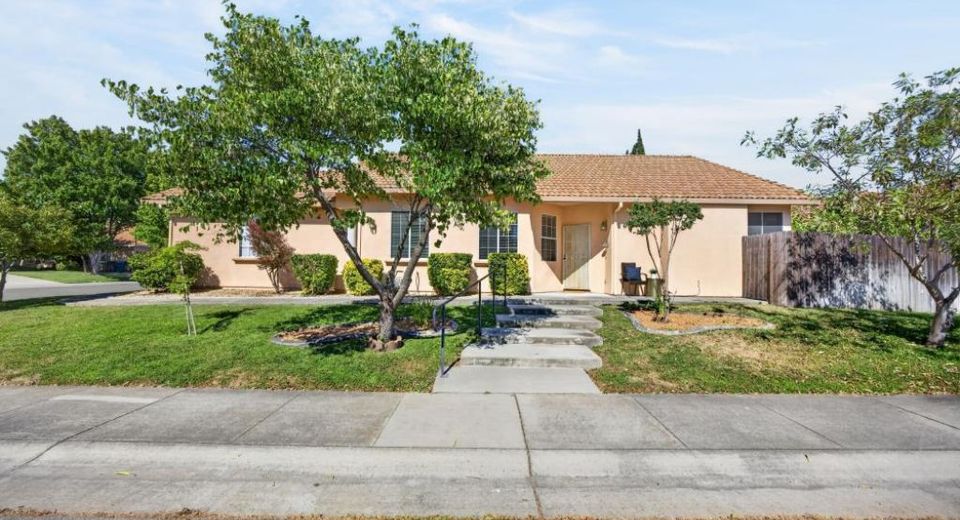 101 Aruba Cir, Sacramento, CA 95823 Photo