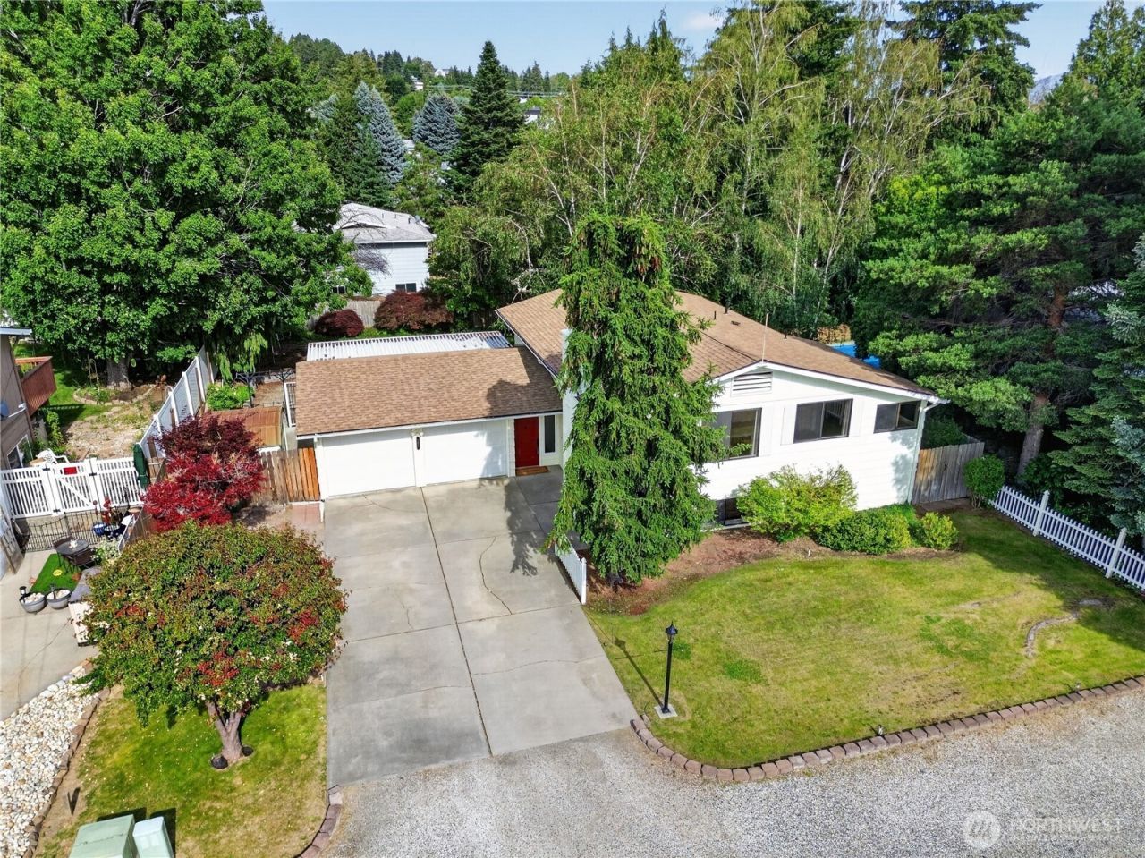 909 N James Avenue, East Wenatchee, WA 98802 Main Photo