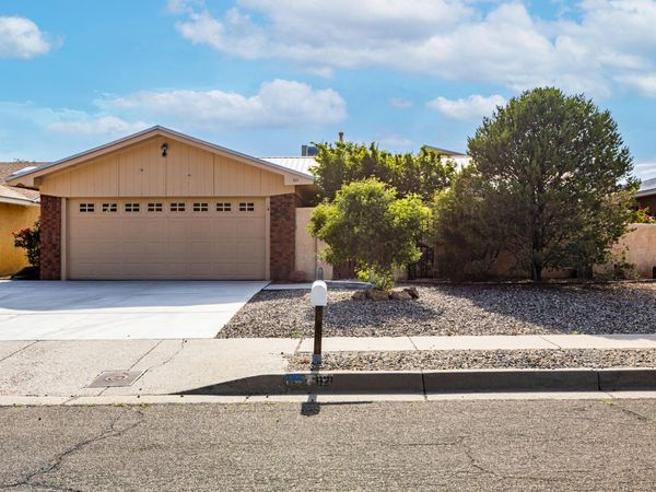 821 Omaha Street NE, Albuquerque, NM 87123
