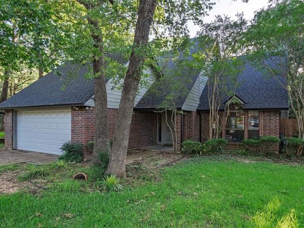1009 W Winding Creek Drive, Grapevine, TX 76051