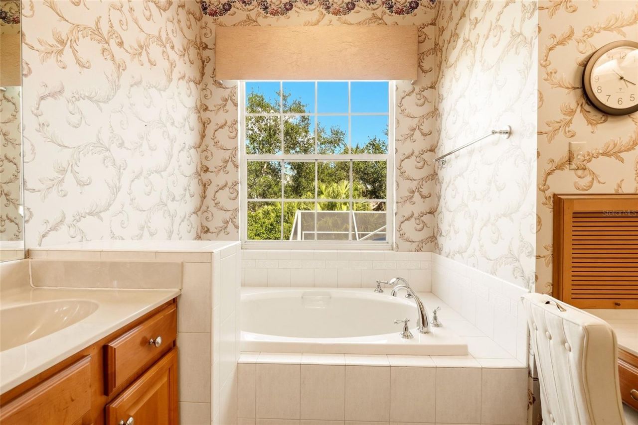 1246 Darlington Oak Circle Ne, Saint Petersburg, FL 33703 Photo