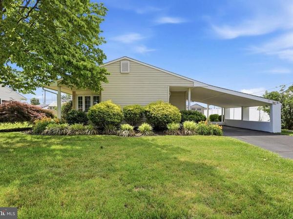 10 SERPENTINE LANE , LEVITTOWN, PA 19055