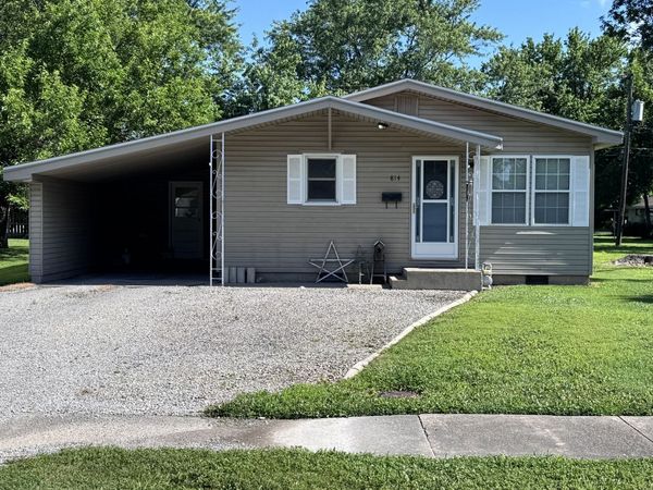 814 W Warmouth Street , Salem, IL 62881