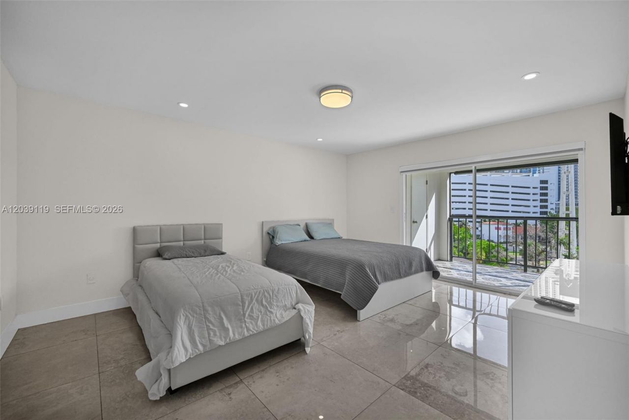 201 178th Dr, Unit 537, Sunny Isles Beach, FL 33160 Photo