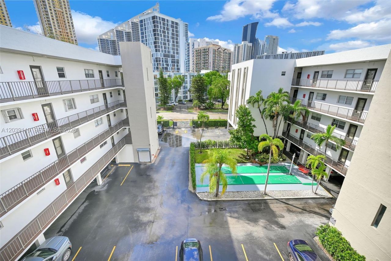 201 178th Dr, Unit 537, Sunny Isles Beach, FL 33160 Photo