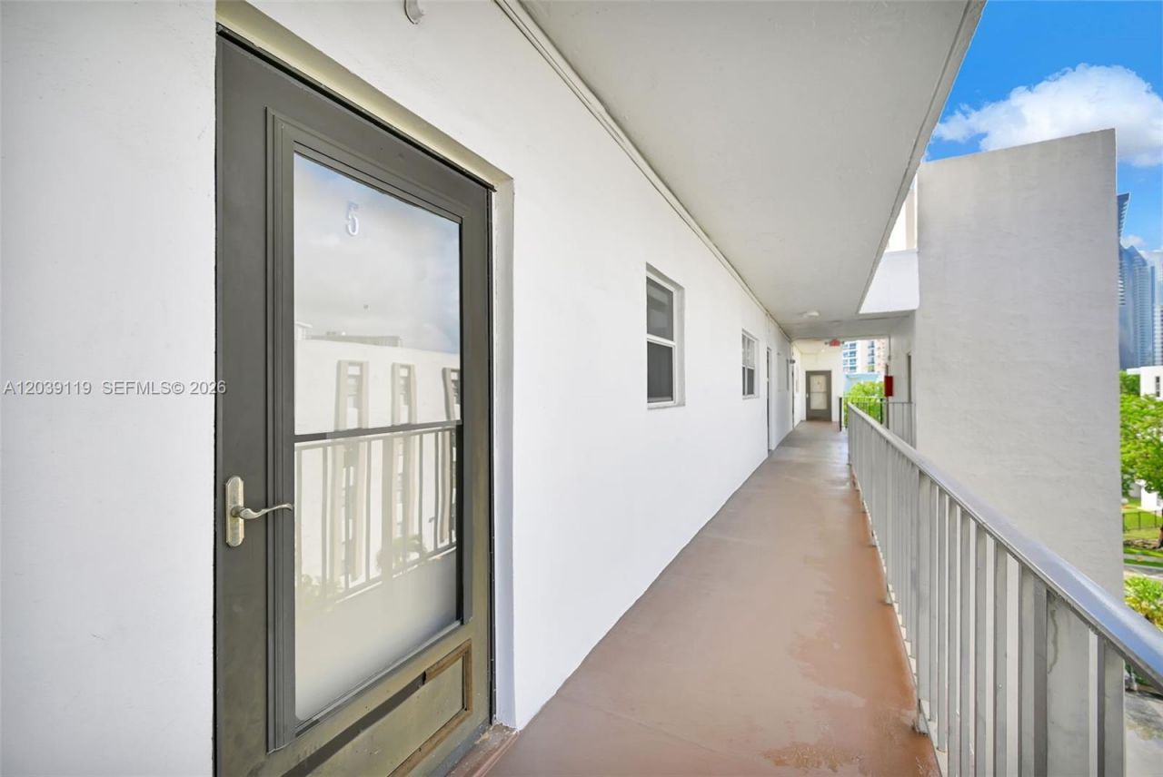 201 178th Dr, Unit 537, Sunny Isles Beach, FL 33160 Photo
