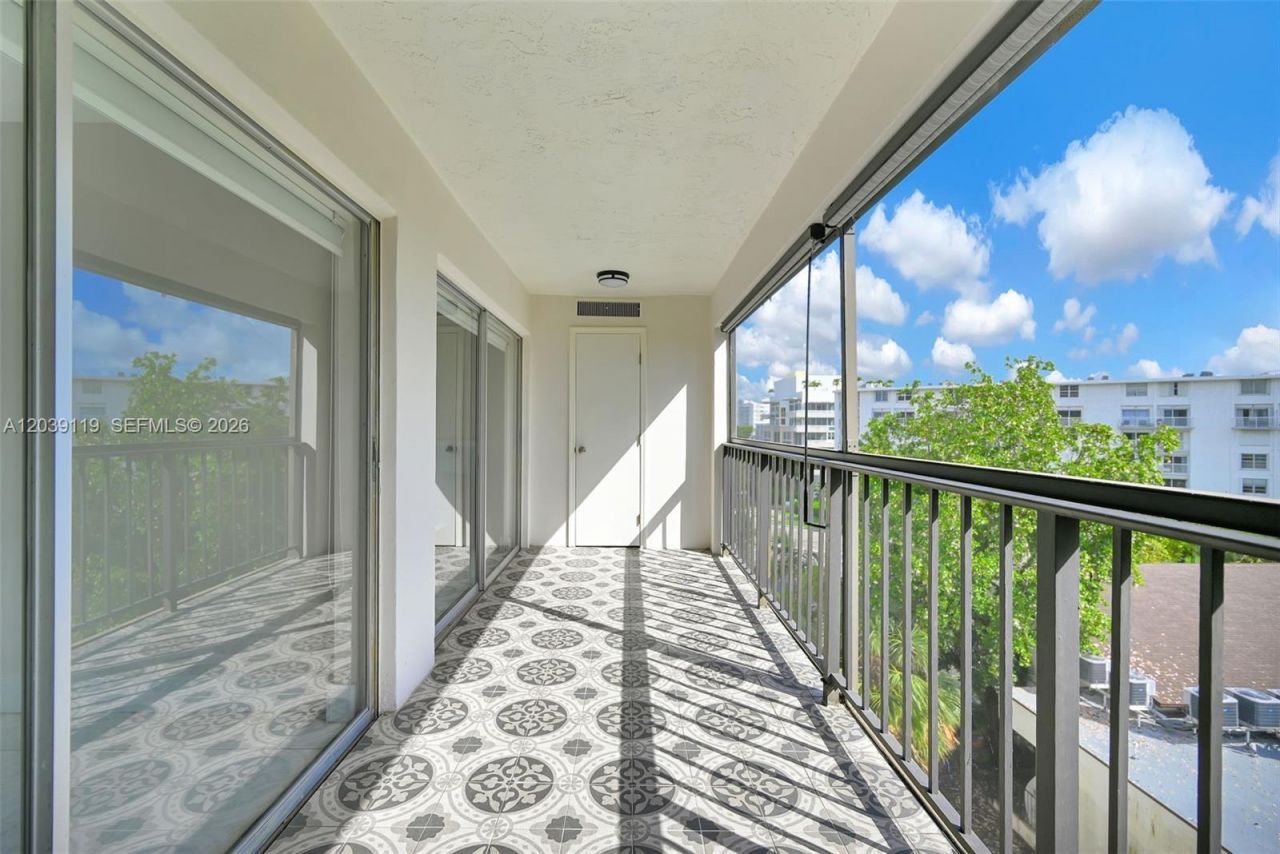 201 178th Dr, Unit 537, Sunny Isles Beach, FL 33160 Photo