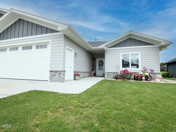 2209 PALISADES LANE, Watertown, SD 57201