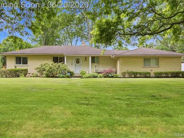 31737 Bella Vista Drive, Farmington Hills, MI 48334