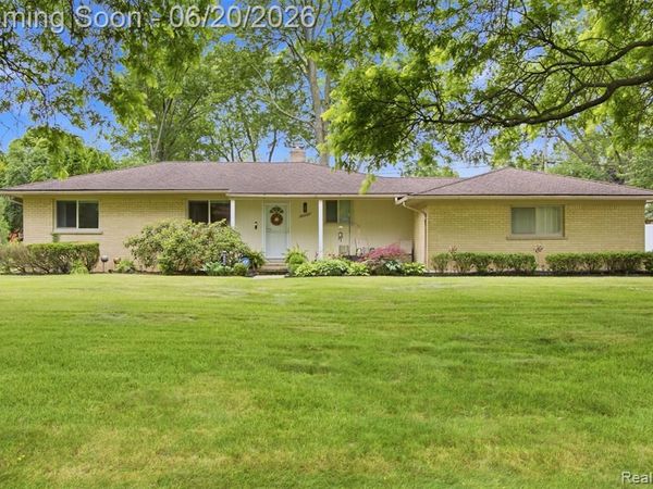 31737 Bella Vista Drive, Farmington Hills, MI 48334