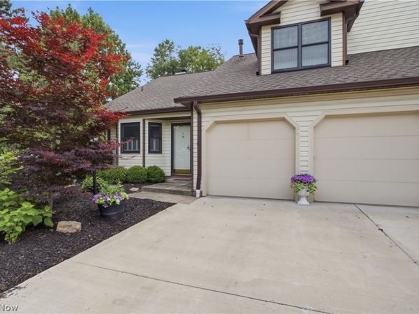 700 Hampton Circle , Unit 8, Aurora, OH 44202