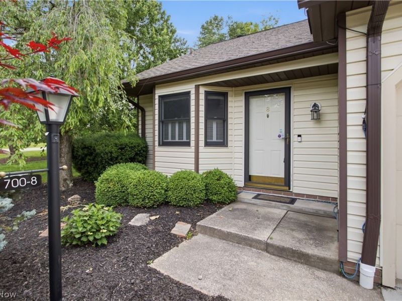 700 Hampton Circle, Unit 8, Aurora, OH 44202 Photo 2