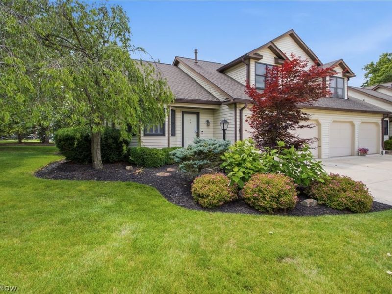 700 Hampton Circle, Unit 8, Aurora, OH 44202 Photo 3