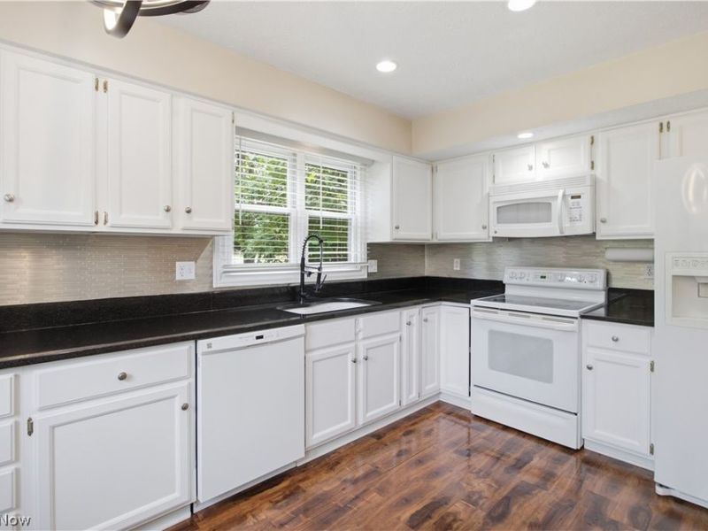 700 Hampton Circle, Unit 8, Aurora, OH 44202 Photo 4