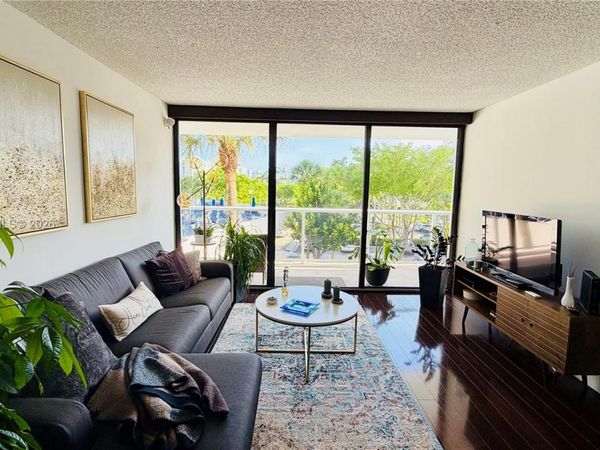 3701 N Country Club Dr , Unit 304, Aventura, FL 33180