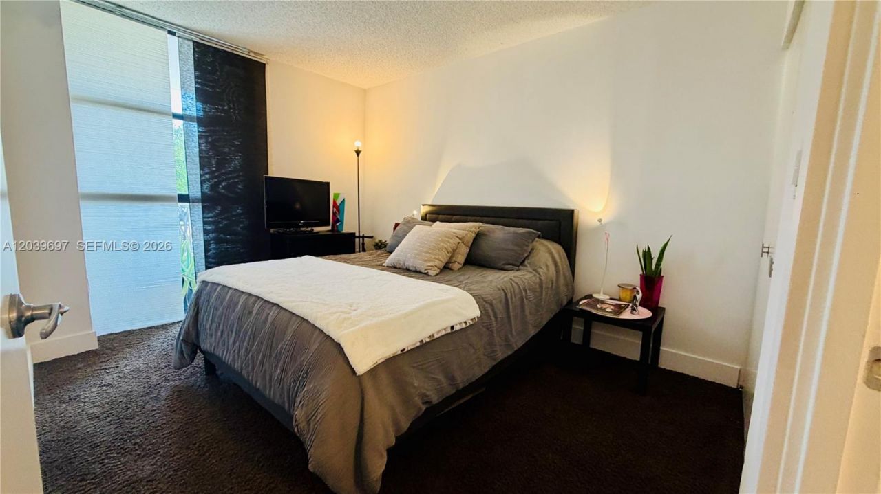 3701 N Country Club Dr , Unit 304, Aventura, FL 33180 Photo