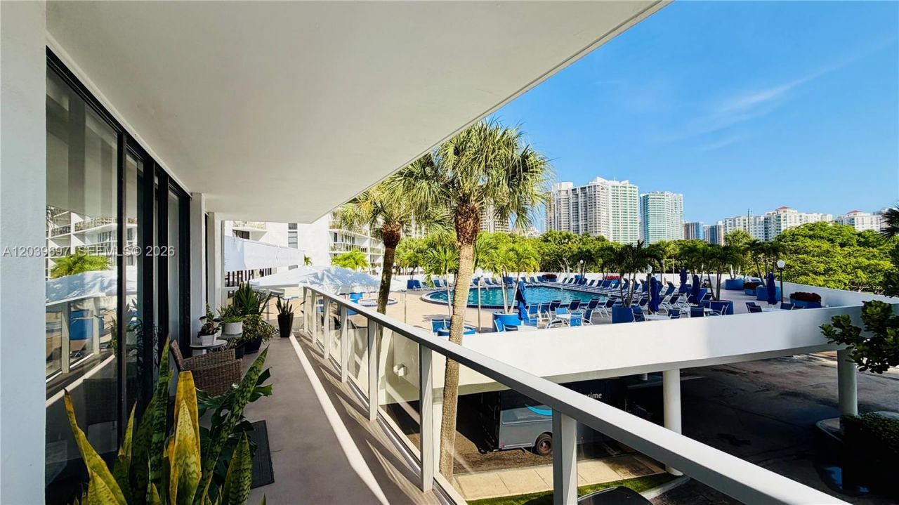 3701 N Country Club Dr , Unit 304, Aventura, FL 33180 Photo
