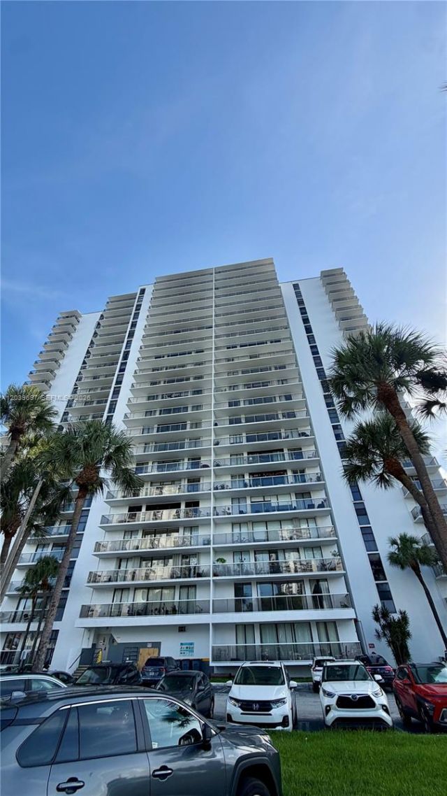 3701 N Country Club Dr , Unit 304, Aventura, FL 33180 Photo