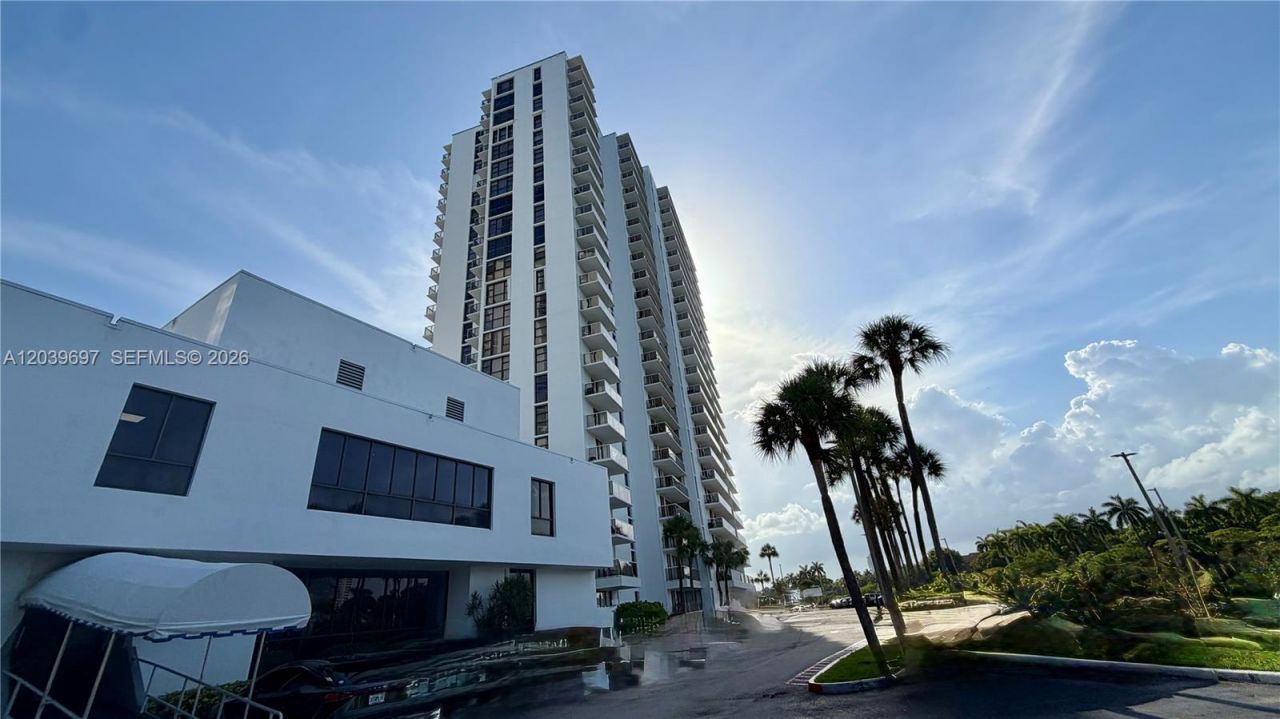 3701 N Country Club Dr , Unit 304, Aventura, FL 33180 Photo