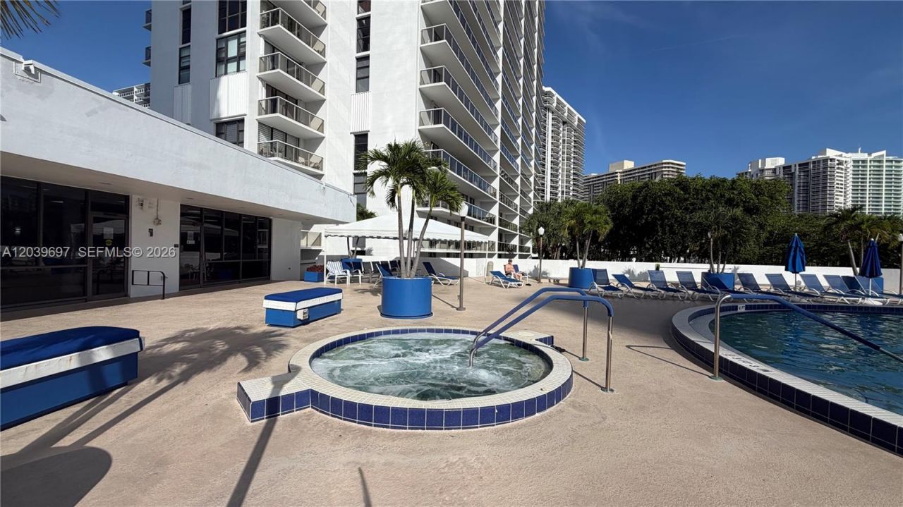 3701 N Country Club Dr , Unit 304, Aventura, FL 33180 Photo