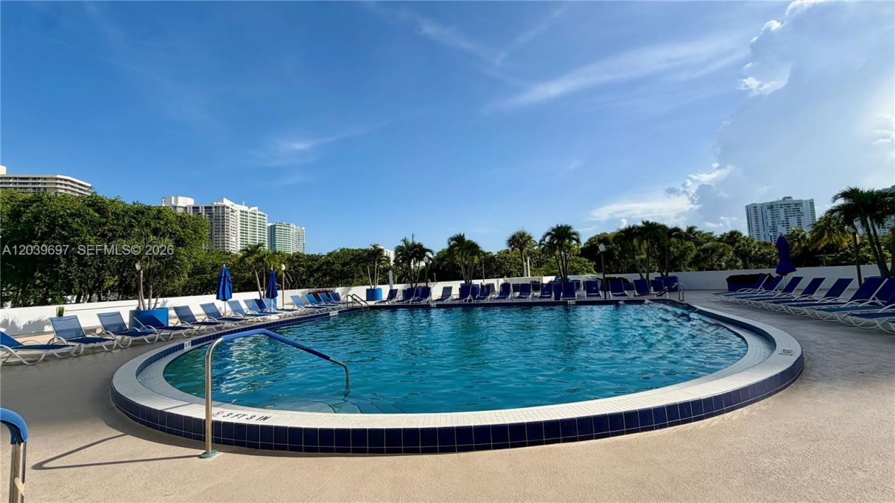 3701 N Country Club Dr , Unit 304, Aventura, FL 33180 Photo