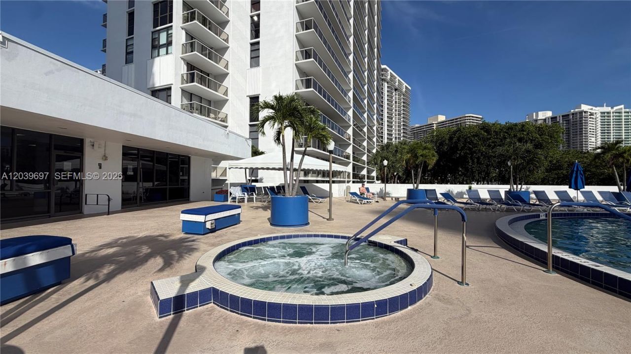 3701 N Country Club Dr , Unit 304, Aventura, FL 33180 Photo