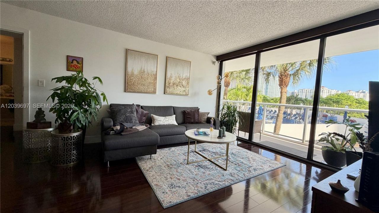 3701 N Country Club Dr , Unit 304, Aventura, FL 33180 Photo