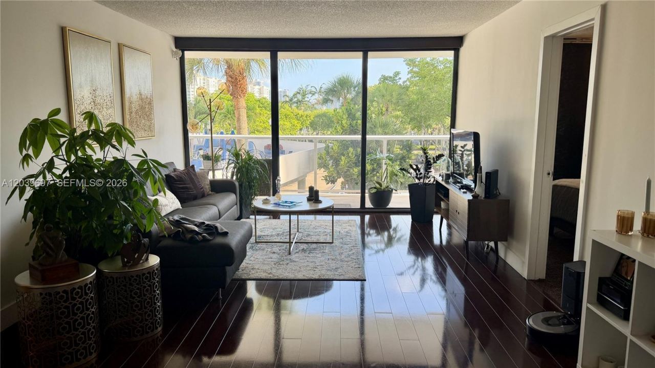 3701 N Country Club Dr , Unit 304, Aventura, FL 33180 Photo