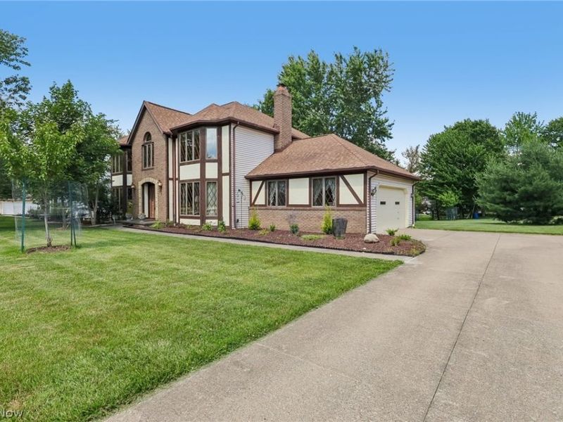 10037 Jamestown Drive, North Royalton, OH 44133 Photo 2