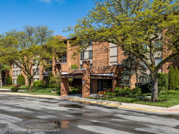 77 Lake Hinsdale Drive, Unit 402, Willowbrook, IL 60527