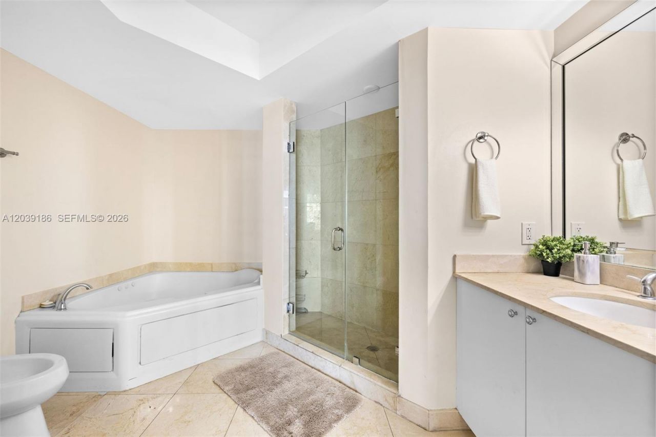 17555 Atlantic Blvd , Unit 708, Sunny Isles Beach, FL 33160 Photo