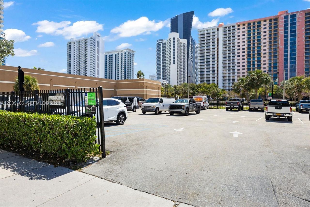 17555 Atlantic Blvd , Unit 708, Sunny Isles Beach, FL 33160 Photo