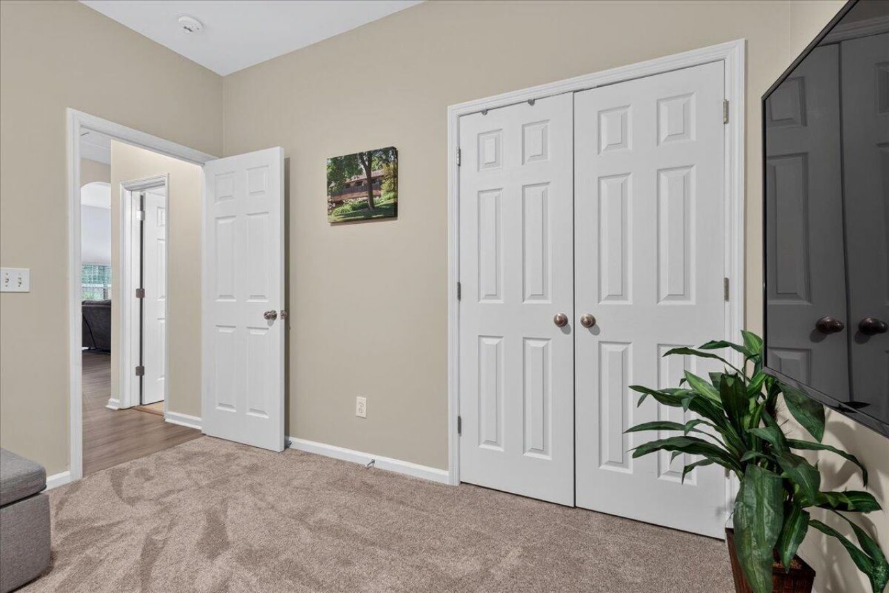 211 Green View Court Photo 24