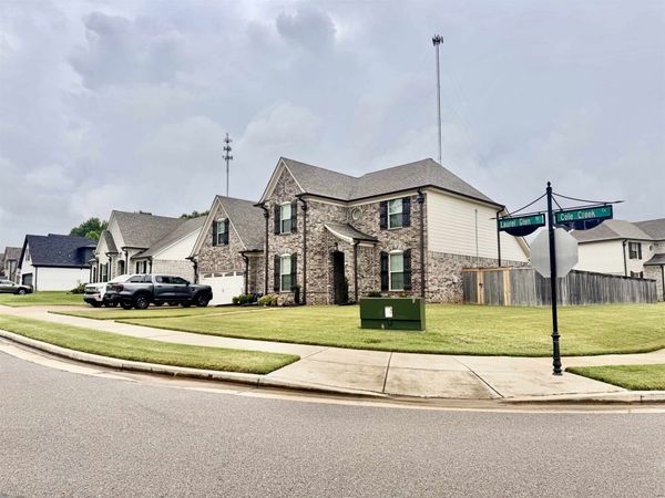 195 LAUREL GLEN DR E, Oakland, TN 38060
