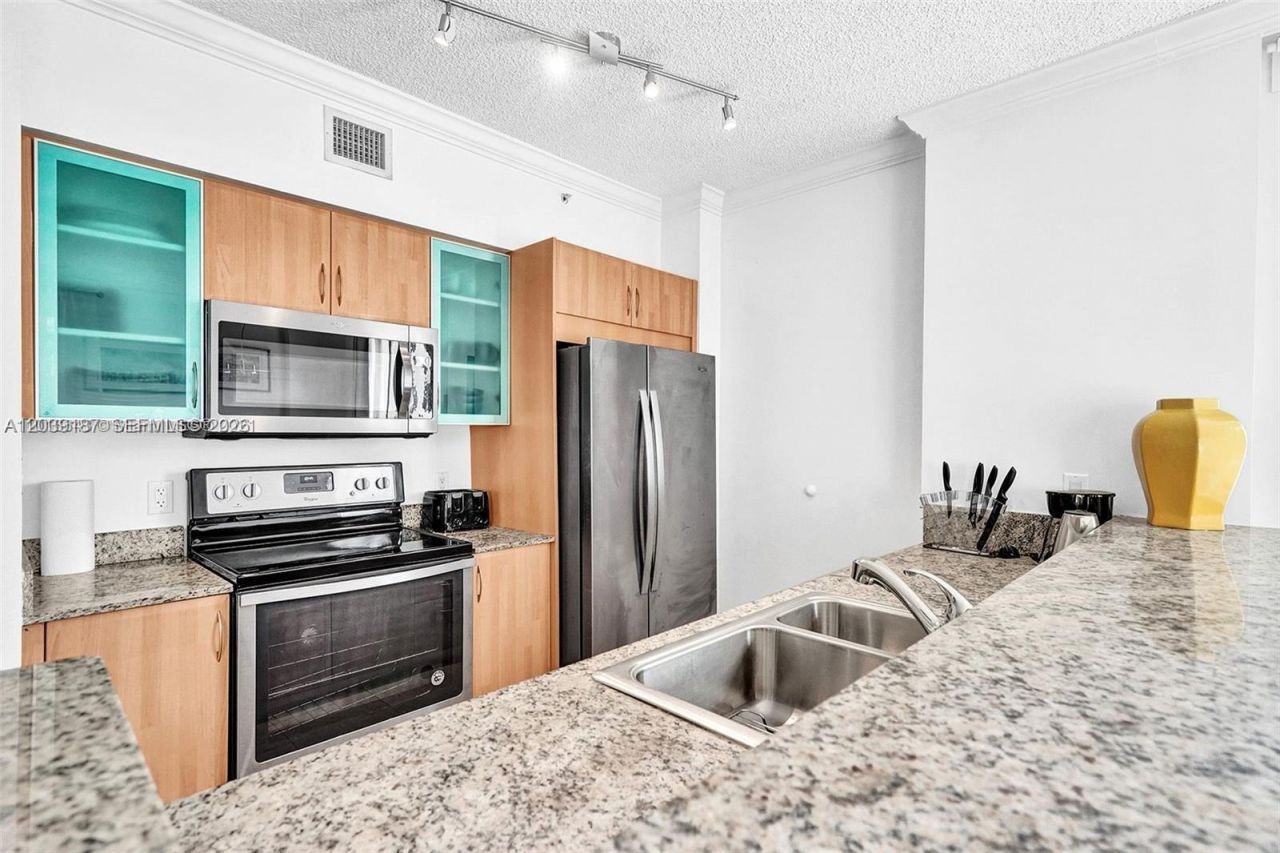 17555 NW Atlantic Blvd , Unit 608, Sunny Isles Beach, FL 33160 Photo