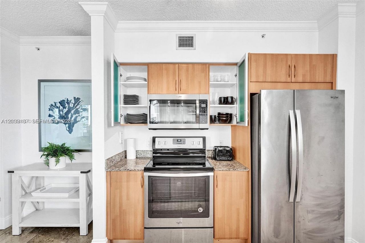 17555 NW Atlantic Blvd , Unit 608, Sunny Isles Beach, FL 33160 Photo