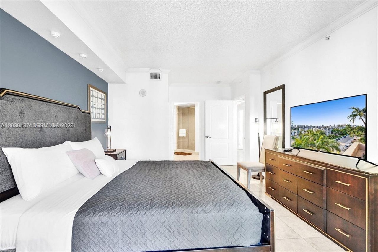 17555 NW Atlantic Blvd , Unit 608, Sunny Isles Beach, FL 33160 Photo